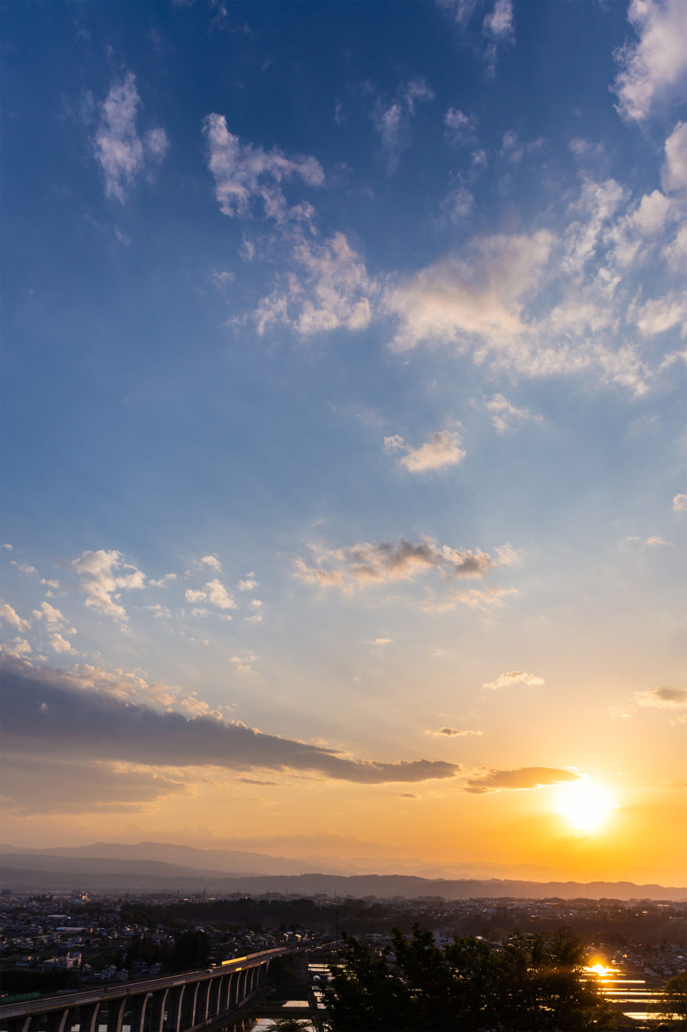 水田に反射する夕日（夕焼け）02の写真素材