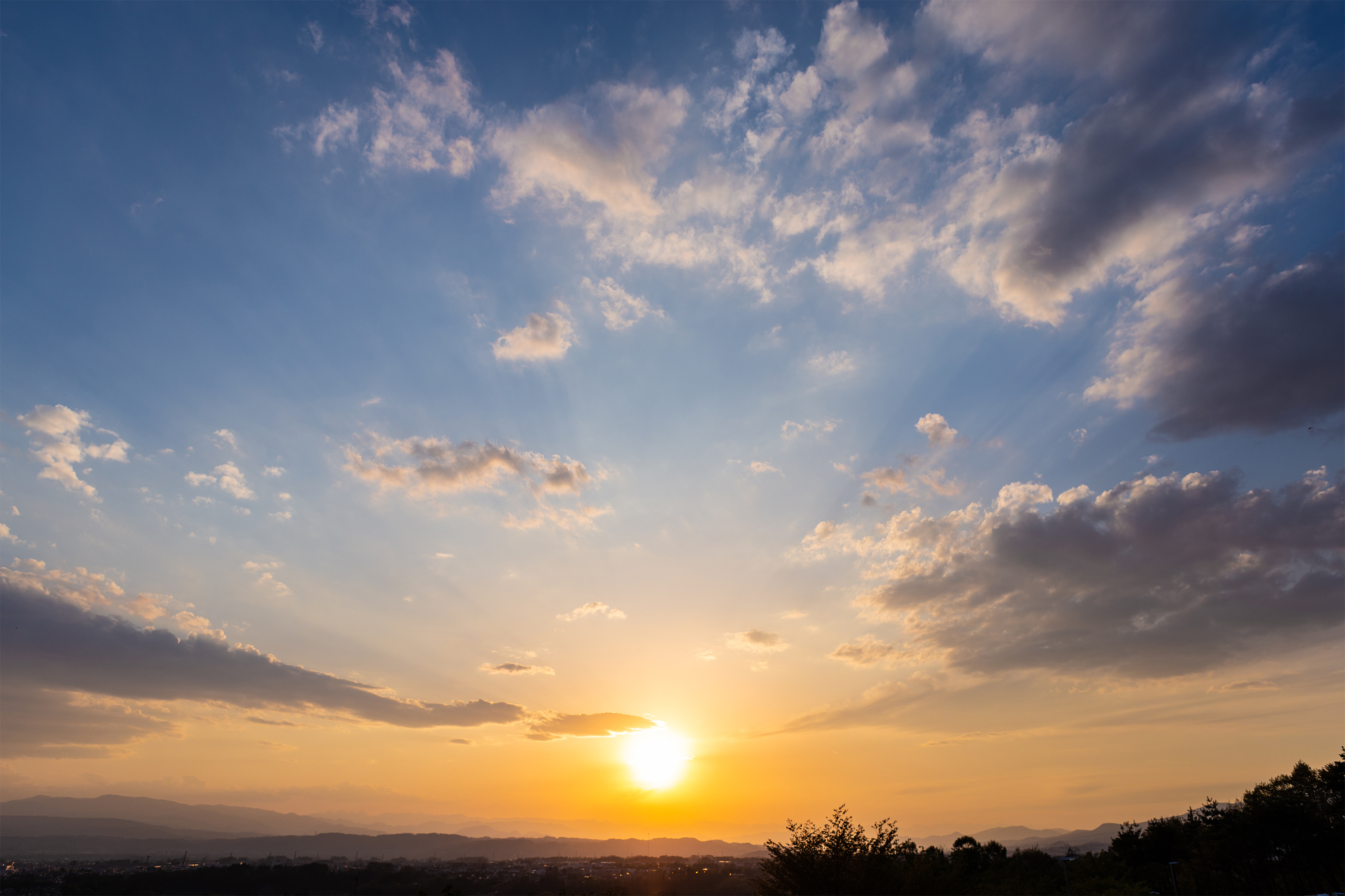 山並みに沈む夕日（夕焼け） | 無料の高画質フリー写真素材 | イメージズラボ