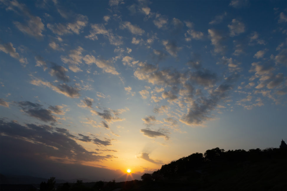 雲と夕日の写真素材