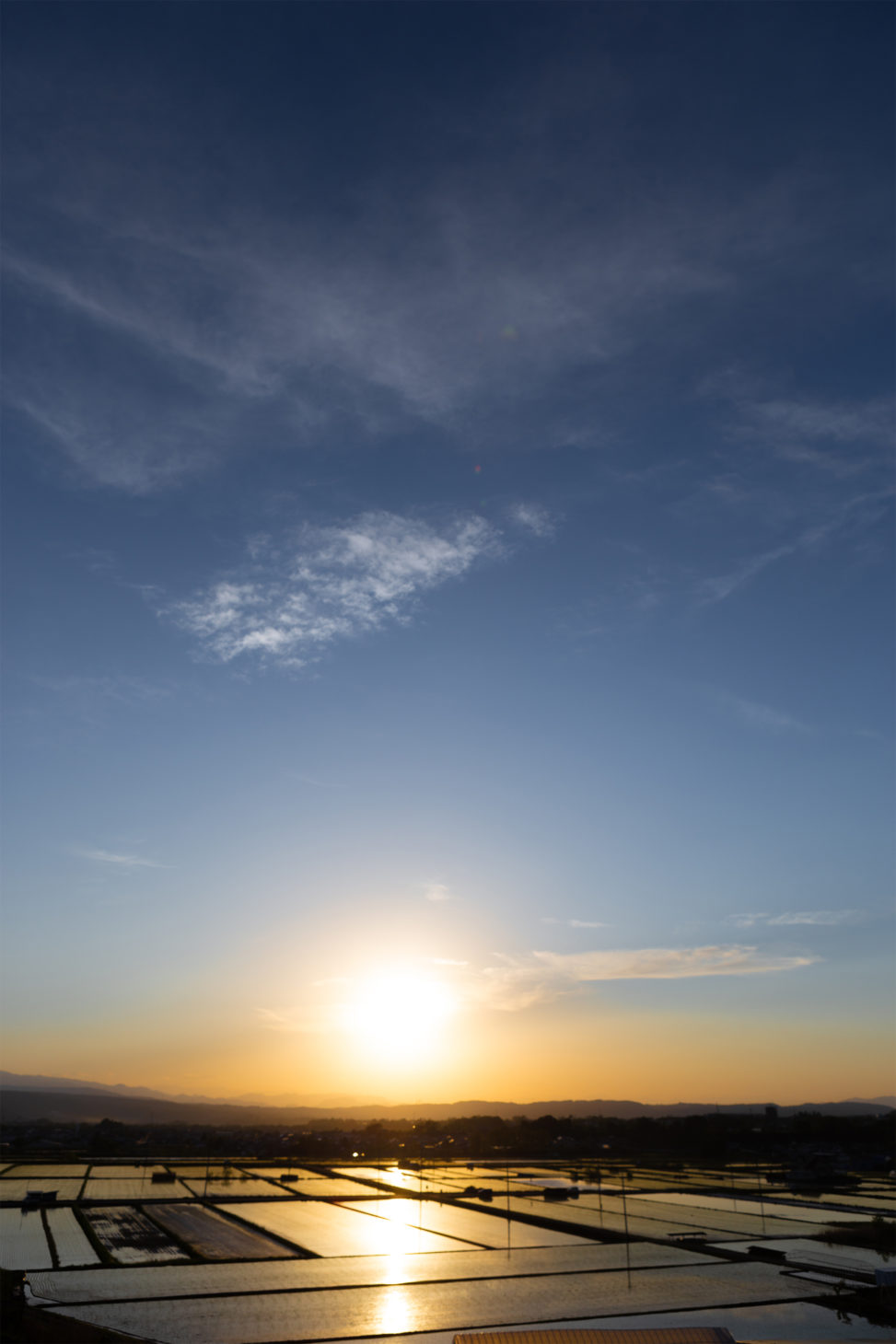 水田に反射しながら沈む夕日 無料の高画質フリー写真素材 イメージズラボ