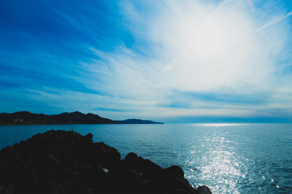 太陽光が海面にキラキラ反射している風景の写真素材