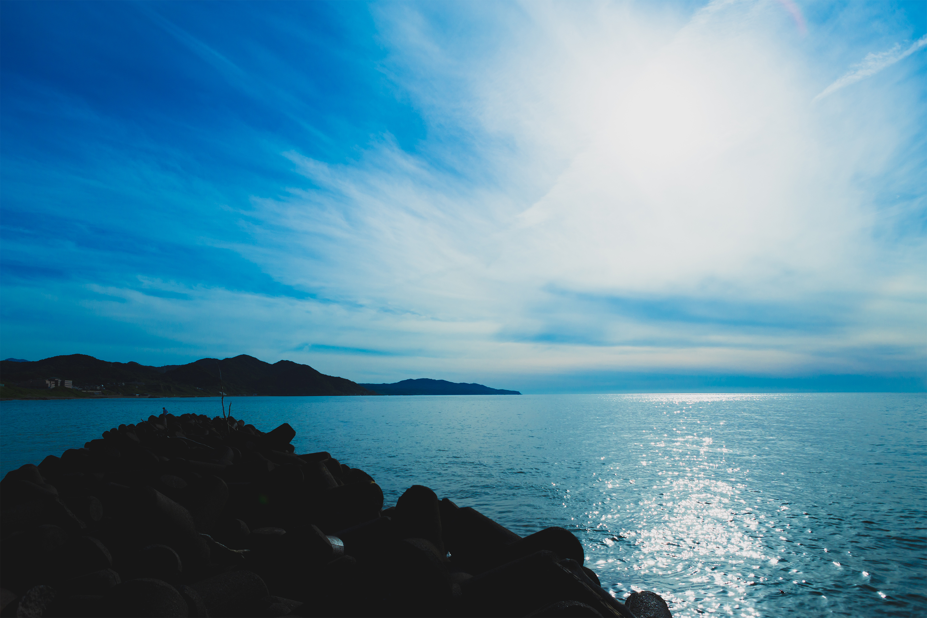 太陽光が海面にキラキラ反射している風景 無料の高画質フリー写真素材 イメージズラボ