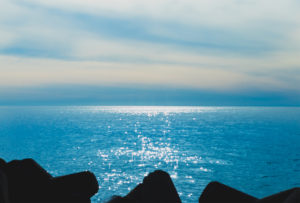 太陽光が海面にキラキラ反射している風景02の写真素材