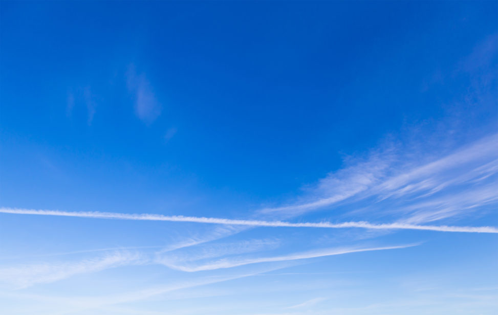 飛行機雲と青空の写真素材
