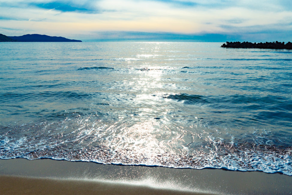 太陽光が海面にキラキラ反射している風景03の写真素材