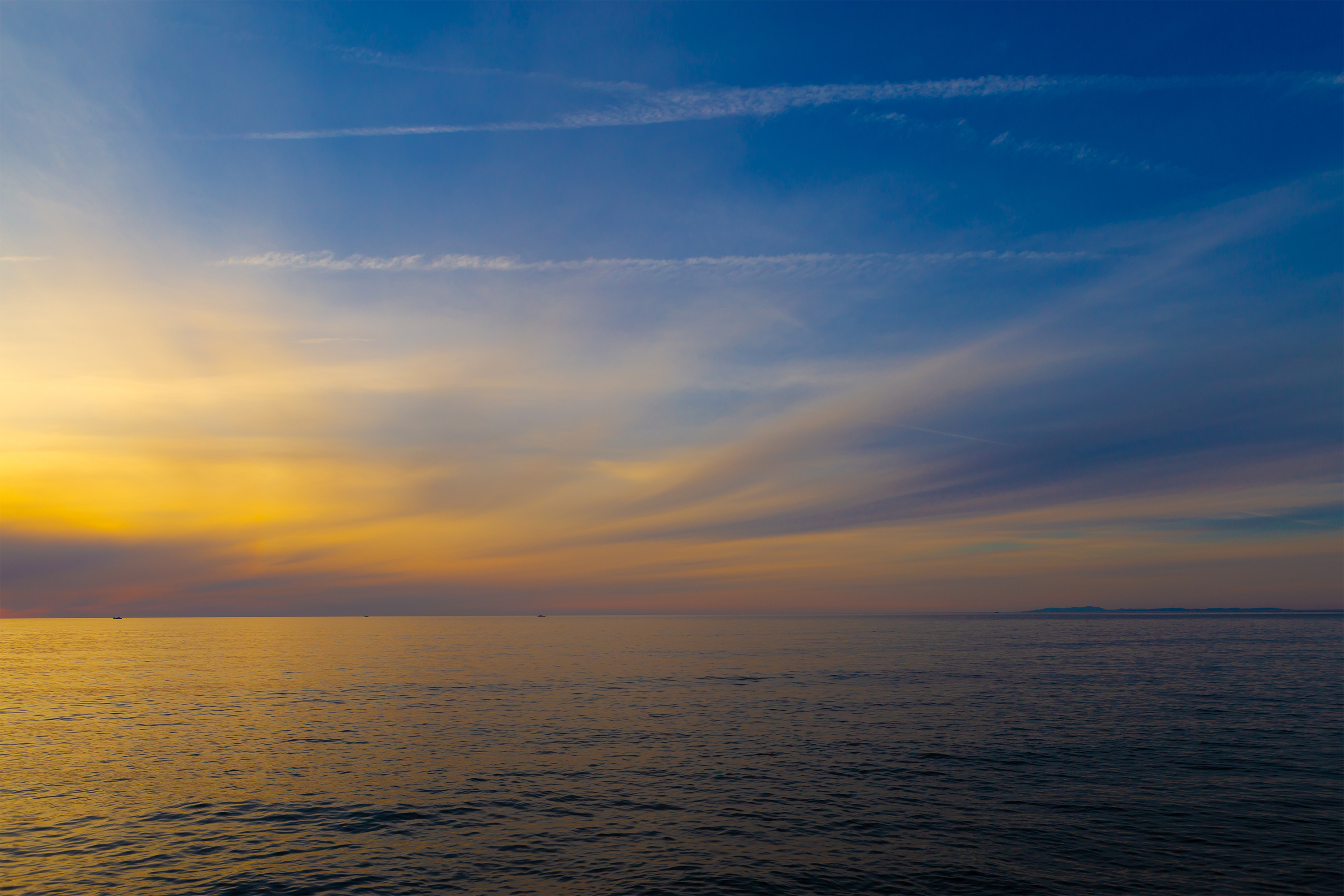 日本海と夕焼けと青空 無料の高画質フリー写真素材 イメージズラボ