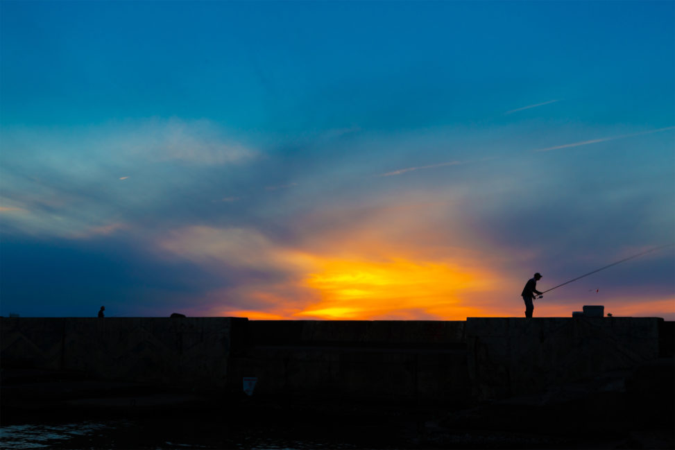 釣り人と夕焼けの写真素材