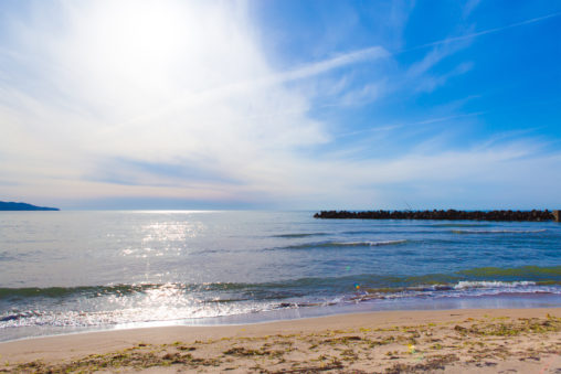 太陽光が海面にキラキラ反射している風景03の写真素材