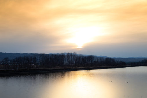 湖に反射する夕日（夕焼け）の写真素材