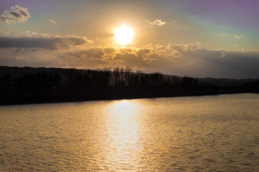 湖と夕日（夕焼け）の写真素材