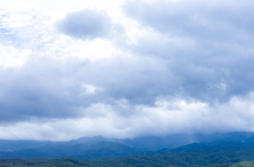 曇り空と山並みの風景の写真素材