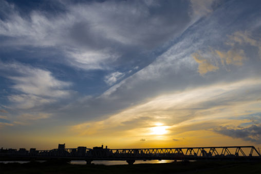 鉄橋と夕日の写真素材