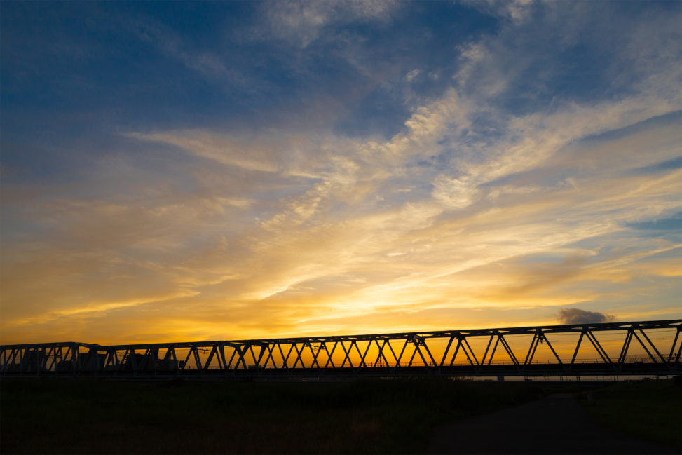 鉄橋と夕焼けの風景の写真素材