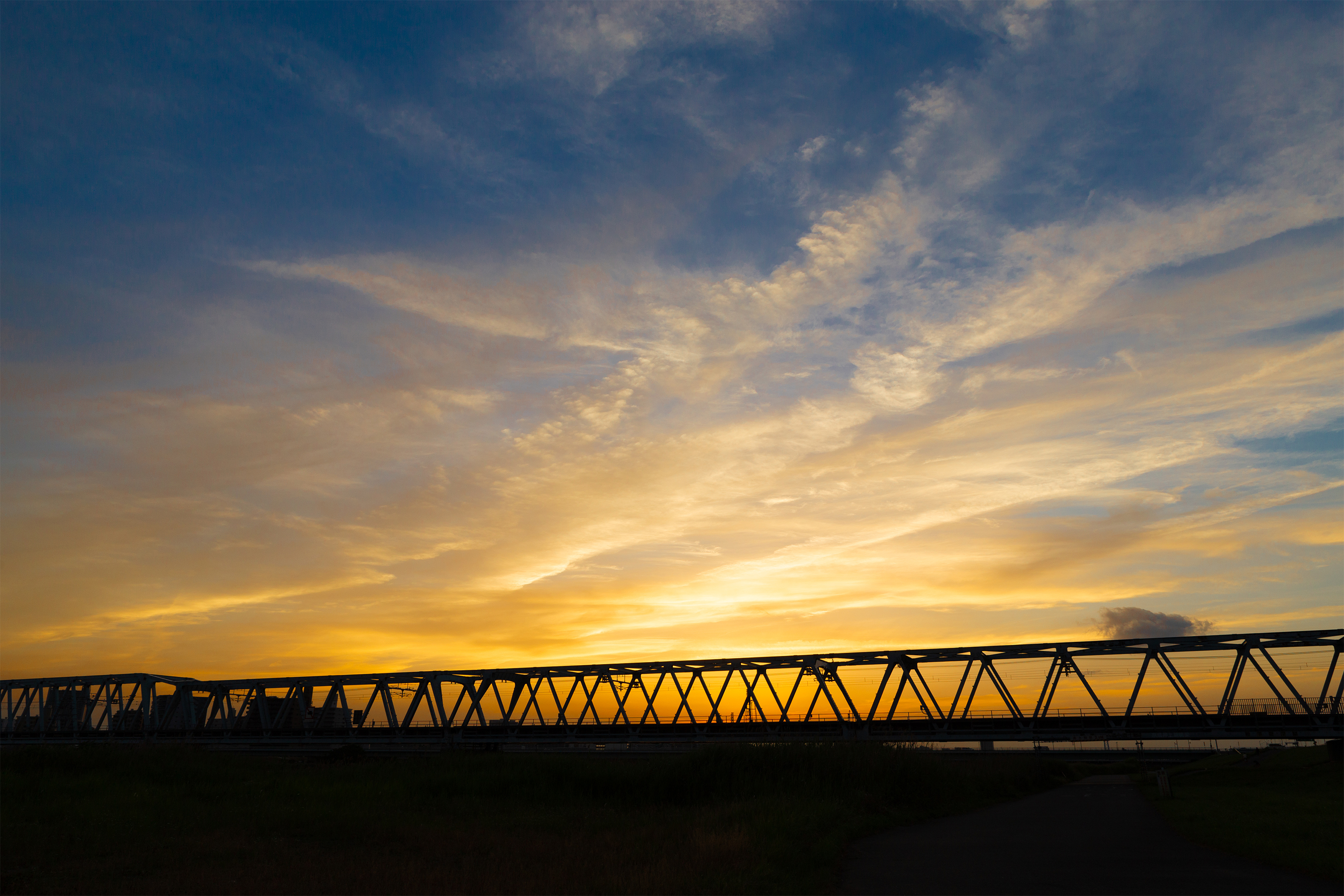 鉄橋と夕焼けの風景 無料の高画質フリー写真素材 イメージズラボ