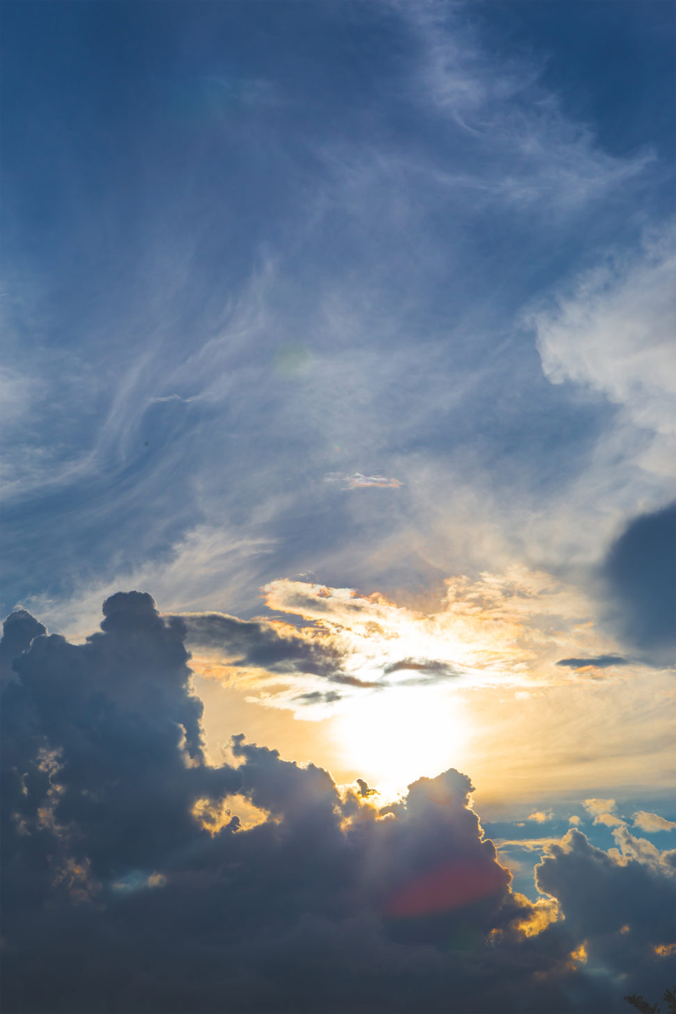 ダイナミックな雲と太陽02の写真素材