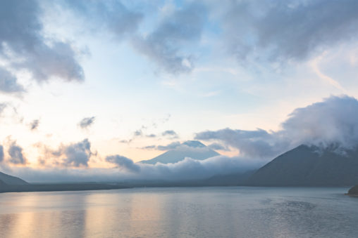 富士山と本栖湖の朝焼けの写真素材