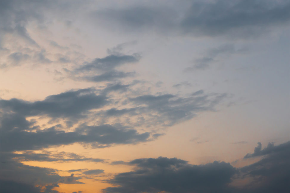 夕暮れ時の空と雲の写真素材