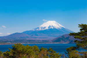 本栖湖と富士山のフリー写真素材
