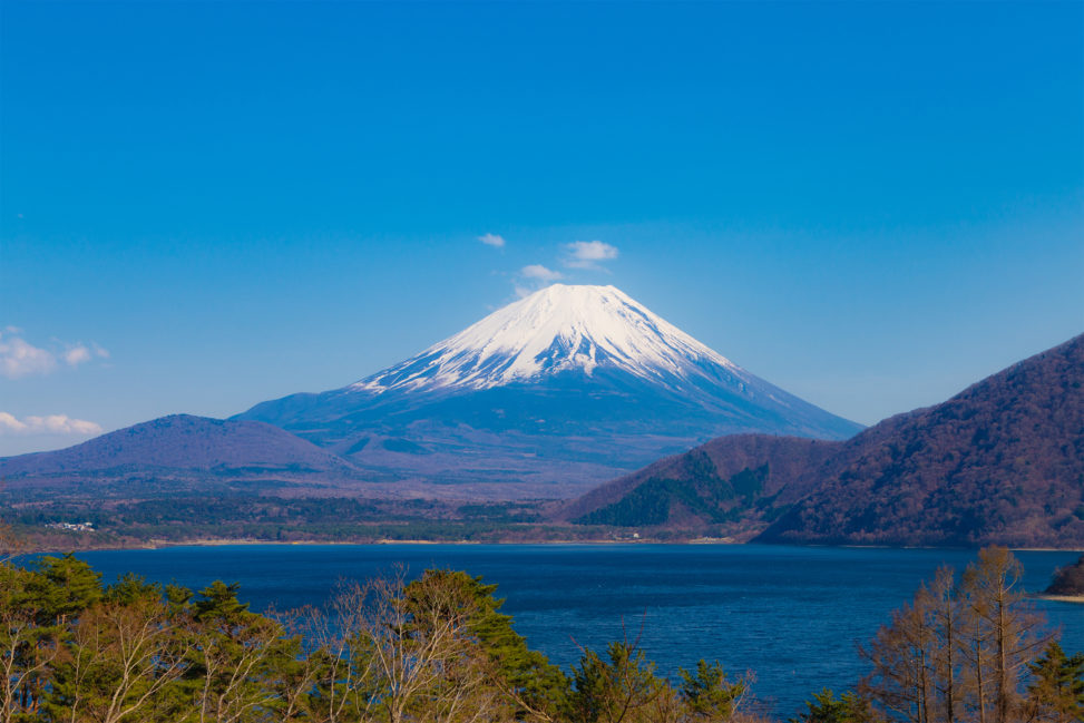 本栖湖と富士山04のフリー写真素材