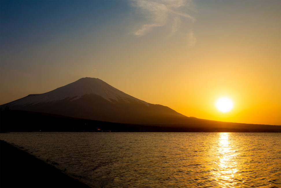 山中湖と富士山と夕日のフリー写真素材