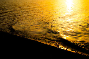 夕日に照らされた湖の波のフリー写真素材