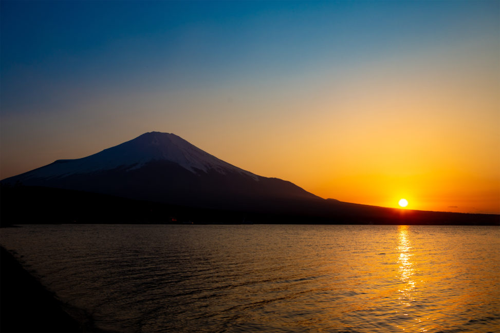 富士山と沈む夕日のフリー写真素材