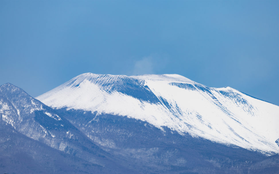 雪が積もった浅間山のアップのフリー写真素材
