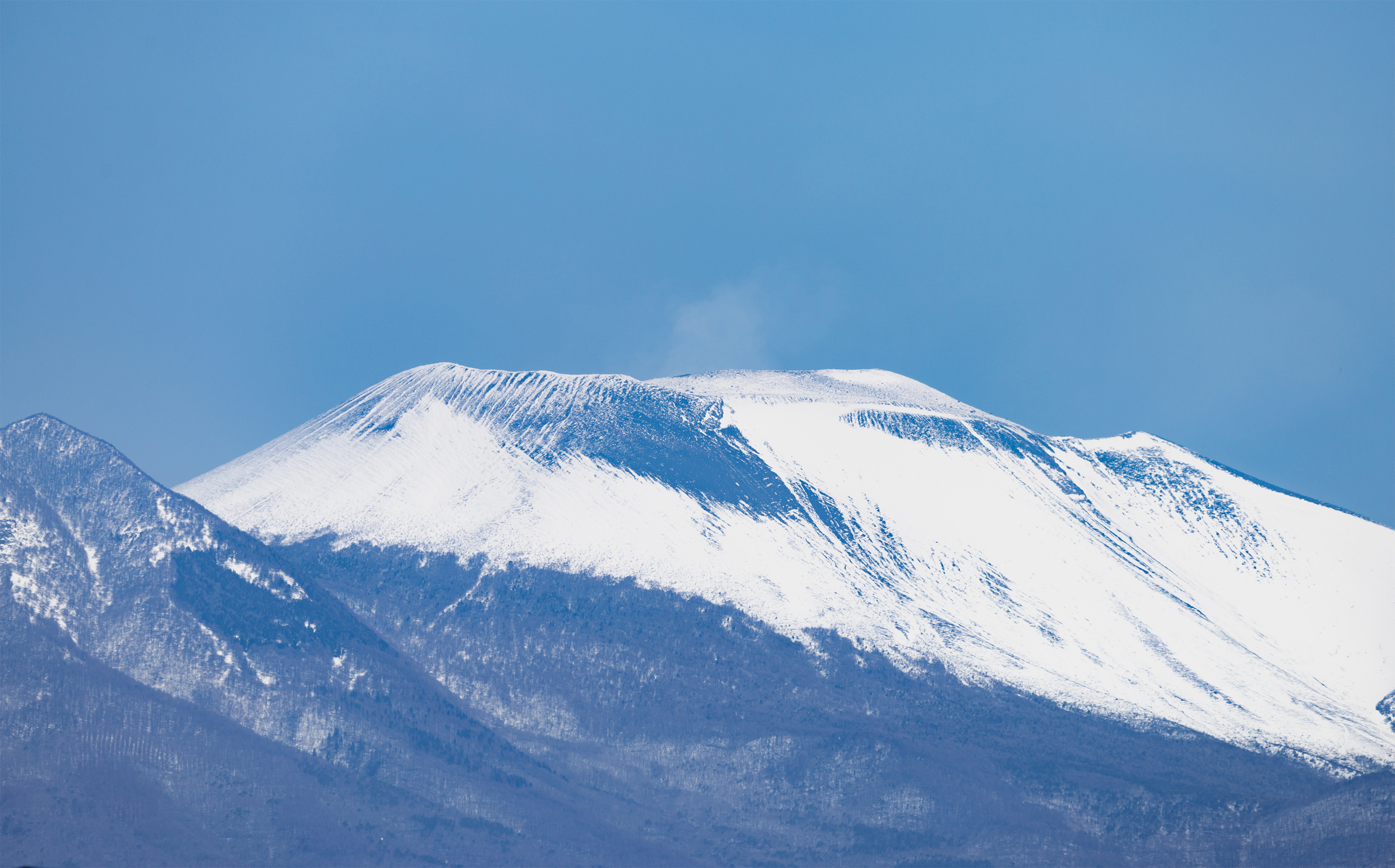 雪が積もった浅間山のアップ 無料の高画質フリー写真素材 イメージズラボ