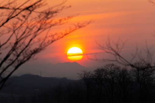 筋状の雲と夕日のフリー写真素材