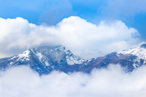 雪の黒斑山と雲のフリー写真素材