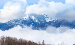 雪の黒斑山と雲02のフリー写真素材