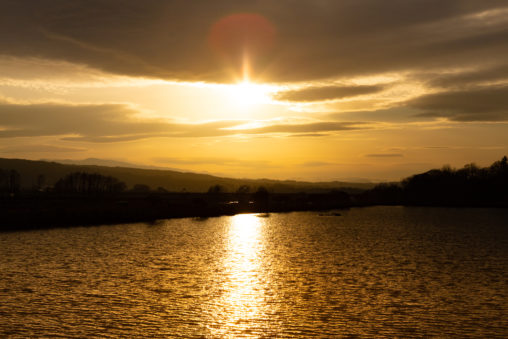 湖と夕日（夕焼け）02のフリー写真素材