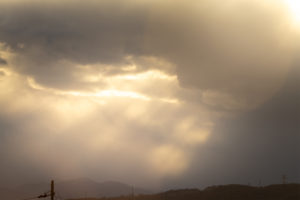 夕方の雲間からの日差しのフリー写真素材