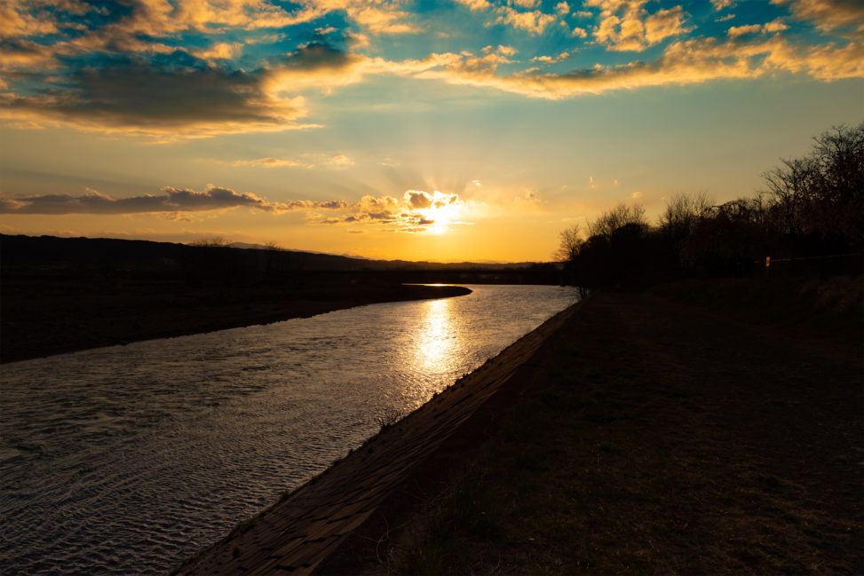 千曲川と夕日のフリー写真素材