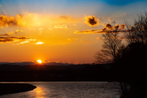 千曲川の向こうに沈む夕日のフリー写真素材