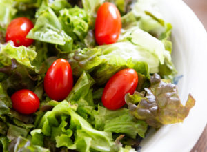 レタスとミニトマトのフレッシュサラダのフリー写真素材