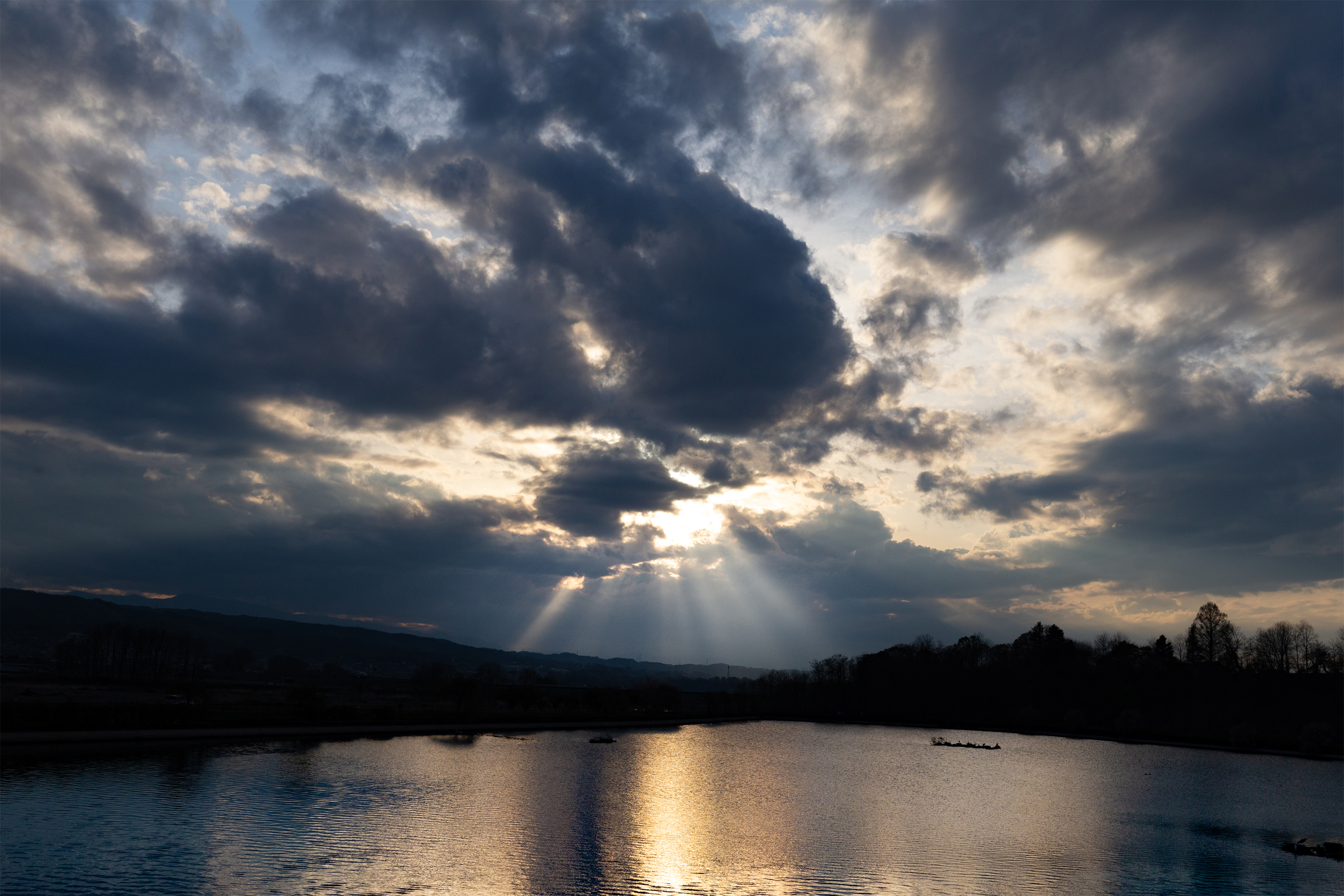 雲間からこぼれる薄明光線と湖 無料の高画質フリー写真素材 イメージズラボ