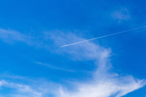 快晴の空と飛行機雲のフリー写真素材