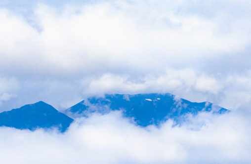 雲に覆われた春の浅間山のフリー写真素材