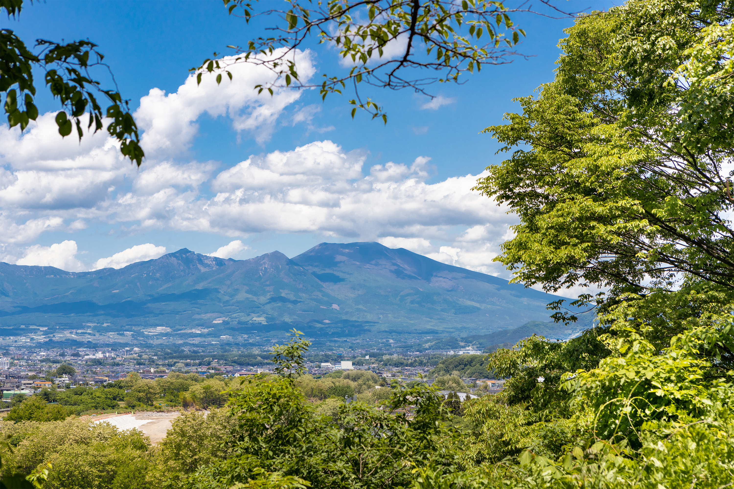 新緑と浅間山の風景 無料の高画質フリー写真素材 イメージズラボ