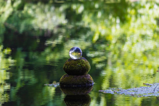 池と水晶玉のフリー写真素材