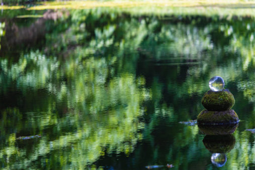 池と水晶玉02のフリー写真素材