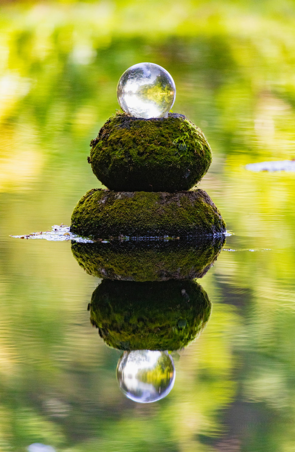 水面に反射する水晶玉のフリー写真素材