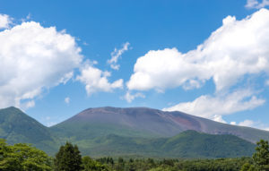 晴天の空と初夏の浅間山のフリー写真素材