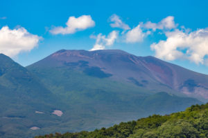 初夏の晴天と浅間山のフリー写真素材