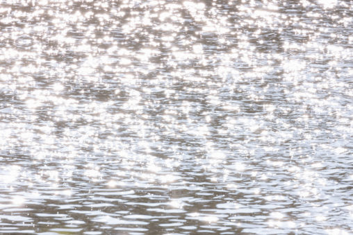 太陽光が水面にキラキラ反射の写真