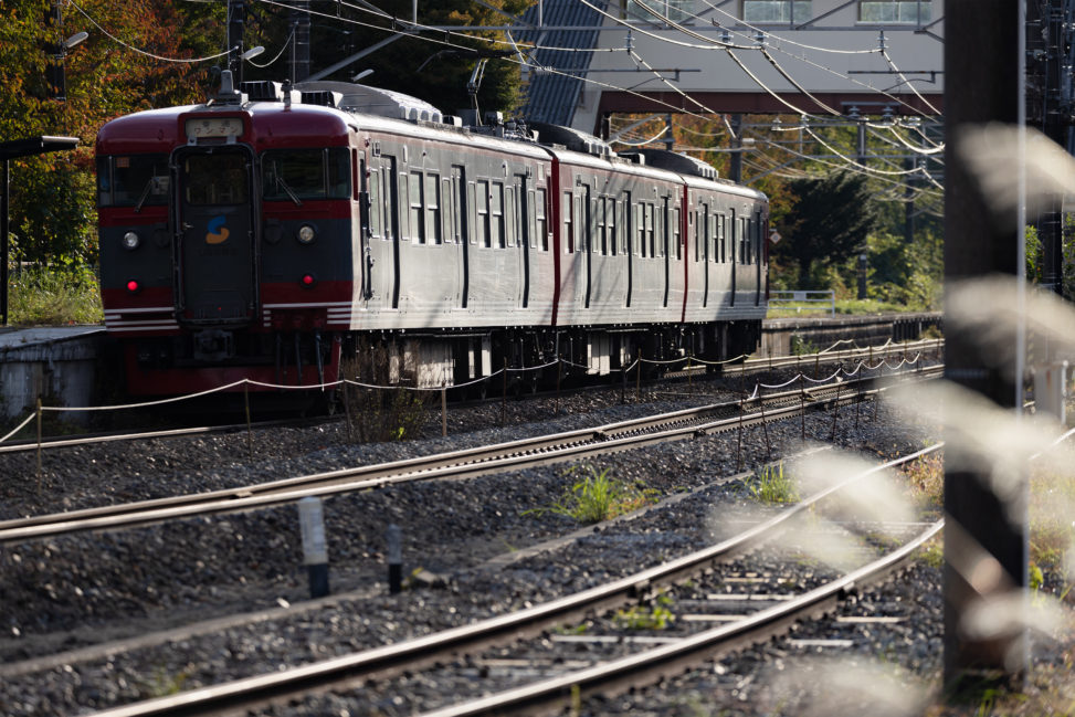 ローカル電車／駅とススキの写真