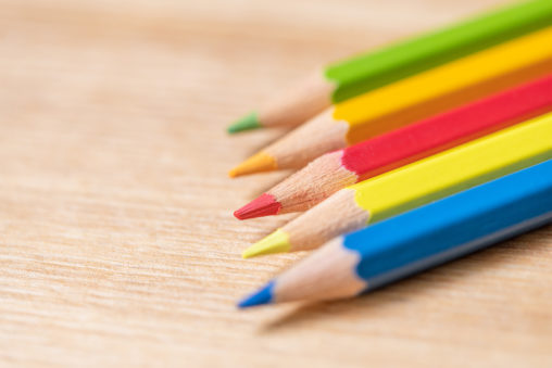 色鉛筆／木目背景の写真