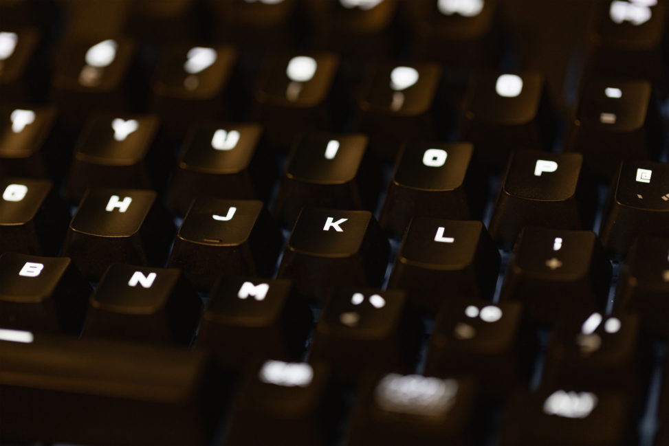 文字盤が光っているPCキーボードの写真