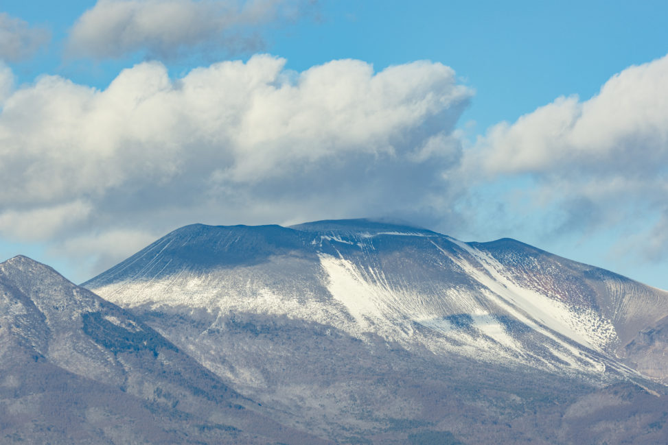 初冬の雪が少し積もった浅間山の写真